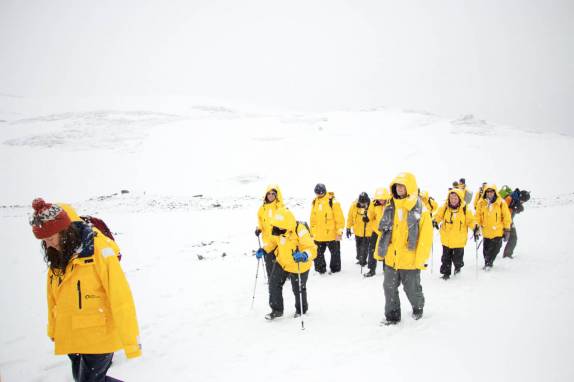 Caminhando na neve entre Fortuna Bay e Stomness, na Geórgia do Sul (foto de Jeff Orlowski)